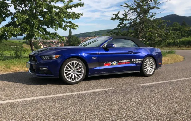 Supersportwagen fahren auf der Bergstraße im Elsass - 5