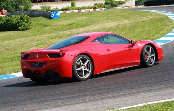 Ferrari F458 fahren auf der Rennstrecke bei Turin (1 Runde)