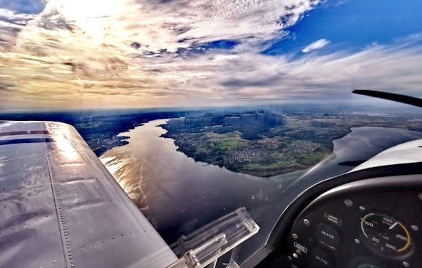 Rundflug mit Selbstfliegen Mengen (90 Min.)