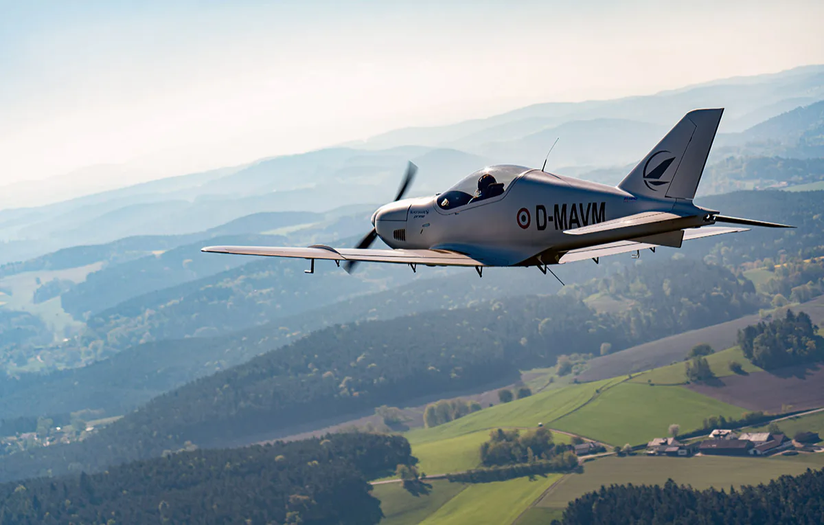 Kampfflugzeug selber fliegen Lübeck (30 Min.) - 1