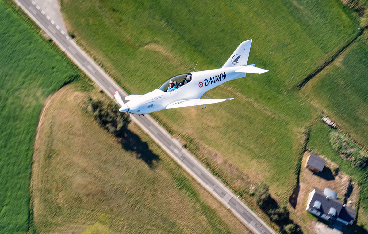 Kampfflugzeug selber fliegen Lübeck (30 Min.) - 4