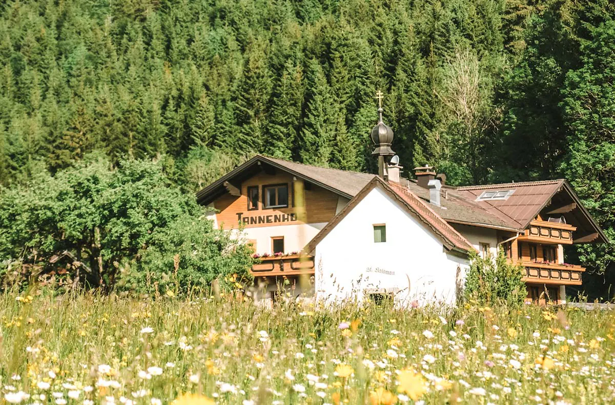 Kurzurlaub mit Schneeschuhwanderung in Tirol für 2 - 4