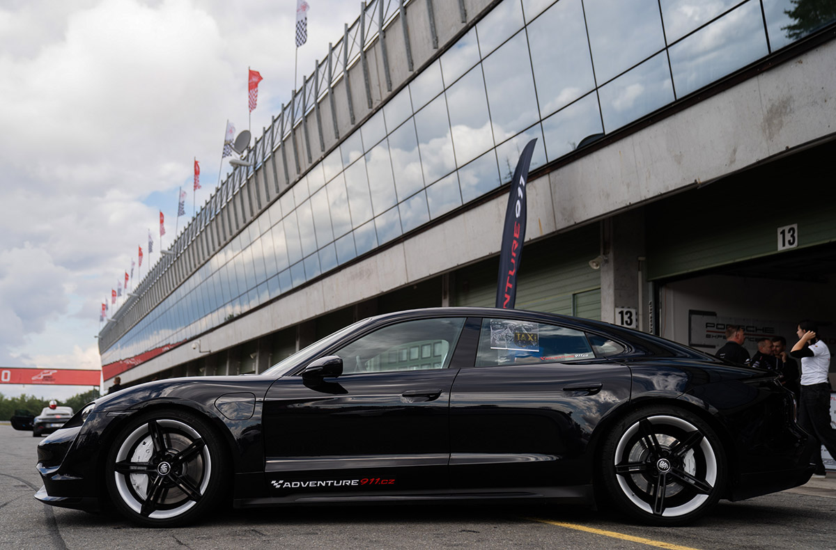 Renntaxi Most 9-Sous (Porsche Taycan)